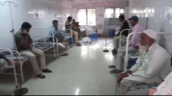 જૂનાગઢઃ માંગરોળના મુક્તપુર ગામમાં 25થી વધુ લોકોને મધમાખી કરડતા હોસ્પિટલમાં ખસેડવા પડ્યા છે. લોકો પર મધમાખીઓએ હુમલો કરી દેતાં ઝેરી અસર થઈ ગઈ હતી. જેથી તેમને સારવાર માટે હોસ્પિટલમાં સારવાર હેઠળ રાખવામાં આી છે. હાલ તમામની તબિયતમાં સુધારો જોવા મળી રહ્યો છે.