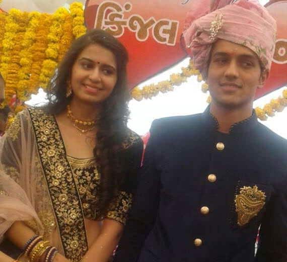 અમદાવાદ: 'ચાર ચાર બંગડીવાળી ગાડી'થી ફેમસ થયેલી ગુજરાતી સિંગર કિંજલ દવેની ગઈ કાલે તેના વતન જેસંગપરામાં ભારે ઠાઠમાઠથી સગાઈ કરી હતી. અખાત્રીજના શુભમૂહુર્તમાં તેની સગાઈ મૂળ પાટણના અને હાલ અમદાવાદમાં રહેતા પવન જોષી સાથે કરવામાં આવી હતી. પરિવારજનો અને મિત્રોની હાજરીમાં રિંગ સેરેમેની યોજાઈ હતી.