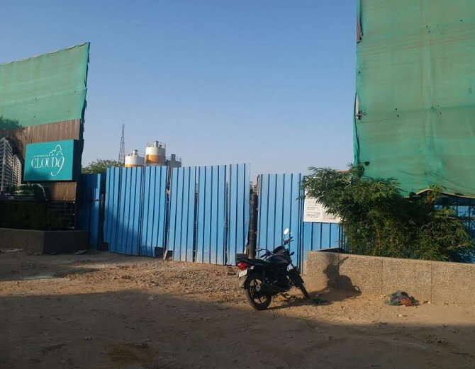 આ અંગે વાત કરતાં ઈજાગ્રસ્ત સુજિત શાનીએ જણાવ્યું હતું કે, ‘અમે 9 લોકો લોખંડના સળિયા બાંધવા (સન્ટિંગ)નું કામ કરી રહ્યા હતા. આ સમયે એકાએક ઉપરથી ભેખડ ઘસી પડતાં વિજય અને પ્રમોદરાય જાદવ દટાઈ હયા હતા. એ બંનેને બચાવવા હું અને બીજા લોકો ગયા, તેમાં હું દટાયો અને મારી સાથે બીજા લોકો પણ દટાયા. ત્યારે મેં પ્રયત્ન કરી મારું માથું બહાર કાઢી લીધું હતું. એ પછી મને ખ્યાલ નથી કે શું થયું? પણ આમાં ગુડ્ડુનું પણ મોત નિપજ્યું હતું.’ આ ઘટનામાં સેટેલાઇટ પોલીસે અકસ્માત મોત નોંધી આગળની કાર્યવાહી હાથ ધરી છે.