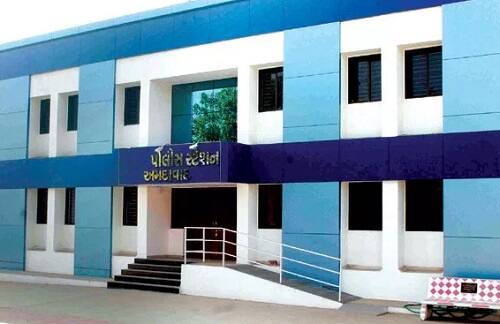 પોલીસ ફરિયાદના આધારે અમદાવાદ જિલ્લાના બારેજા ગામમાં શૈલેષભાઈ જ્યંતિભાઈ પટેલ અને તેમની પત્ની સોનલબહેન તથા પિતા અને બહેન સાથે રહેતા હતા અને રિક્ષા ચલાવી પરિવારનું ગુજરાન ચલાવતા હતા. આ દરમિયાન 18 એપ્રિલના રોજ શૈલેષભાઈને તેમના કાકાના પુત્રએ ફોન કરીને સોનલે દવા પી લીધી હોવાનું જણાવતા શૈલેષભાઈ રિક્ષા લઈને તાત્કાલિક ઘરે દોડી આવ્યા હતાં.