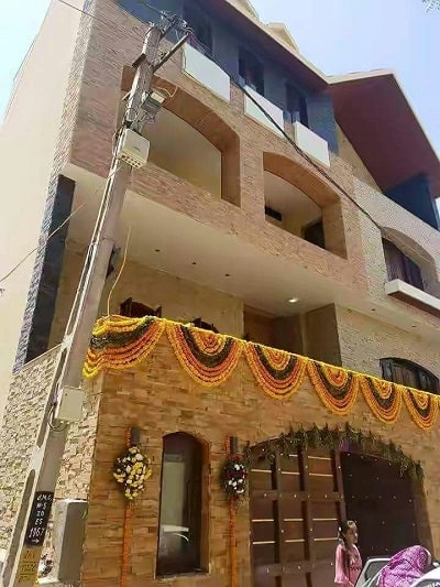 રવિન્દ્ર જાડેજાનો નવો બંગલો જામનગરમાં પોશ ગણાતા પંચવટી વિસ્તારમાં 6 બીએચકે બંગલો બનાવ્યો છે. જેમાં હોમ થિયેટર અને જીમ સહિતની અનેક સુવીધાઓ છે. જાડેજા પોતે આ બંગલાની મુલાકાત લઈ જરૂરી સલાહ સુચન કરતો રહેતો હતો. 