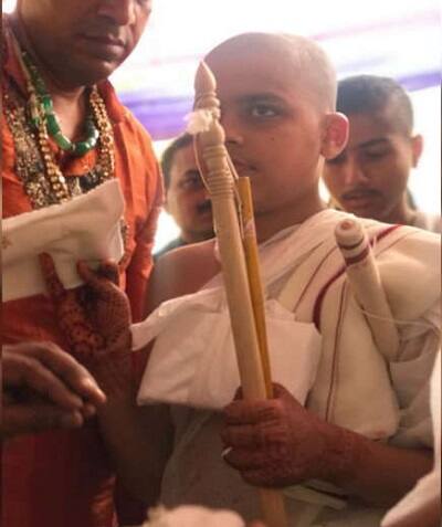 ગુણરત્નસૂરીશ્વરજીએ ભવ્ય કુમારને 394મો રજોહરણ અર્પણ કર્યું ત્યારે ભવ્ય કુમાર મન મુકીને ઝૂમી રહ્યો હતો. આ સાથે સંગીતકારે સંગીતના સુર રેલાવ્યા હતાં અને પછી ભવ્યકુમાર જ્યારે નુતન મુનિ બની સ્ટેજ પર પધાર્યા ત્યારે નૂતન દિક્ષિત અમર રહોના નારા લાગ્યાં હતાં. જેથી સમગ્ર મંડપ ગુંજી ઉઠ્યો હતો. .