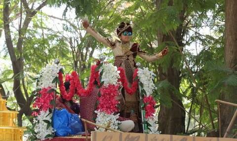 સુરત: ડાયમંડ બિઝનેસમેનના પુત્રએ લક્ઝરી લાઈફ છોડીને લીધી દીક્ષા, ફરારી કારનો હતો શોખ સુરત: ડાયમંડ બિઝનેસમેનના પુત્રએ લક્ઝરી લાઈફ છોડીને લીધી દીક્ષા, ફરારી કારનો હતો શોખ