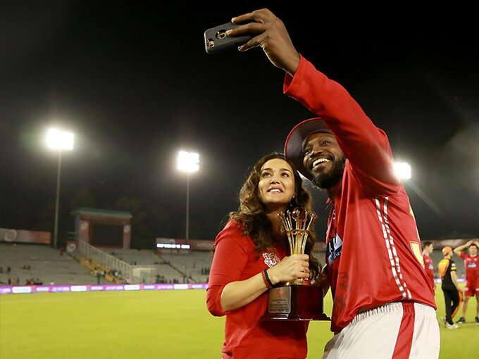 ટીમની કો-ઓનર પ્રિતી ઝિંટા સાથે મળીને ખૂબ મસ્તી કરતો જોવા મળ્યો હતો. ડાન્સ સ્ટેપ્સ પણ કર્યો હતો સાથે સેલ્ફી લેતો જોવા મળ્યો હતો.