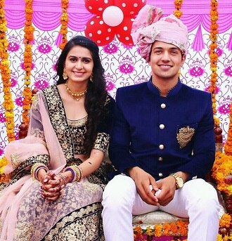 સુત્રોના જણાવ્યા પ્રમાણે કિંજલ અને પવને સામાજીક રીત-રિવાજ પ્રમાણે સગાઈ કરી છે. આ સગાઈ કાર્યક્રમમાં નજીકના લોકોને જ બોલાવવામાં આવ્યા હતાં. આ સગાઈ પોતાના વતને જ રાખવામાં આવી હતી. કિંજલની સગાઈ તેના બાળપણના મિત્ર એવા પવન જોશી સાથે થઈ છે. 