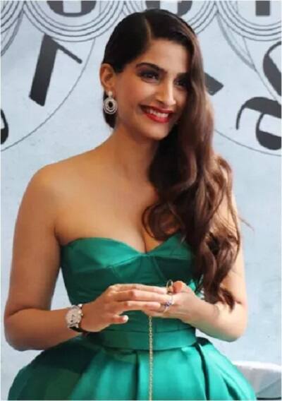 મુંબઈ: બોલિવૂડ અભિનેત્રી અને અનિલ કપૂરની પુત્રી સોનમ કપૂરની તસવીરો સોશિયલ મીડિયામાં વાયરલ થઈ છે. સોનમે આ ફોટોશૂટ વોચ ઈન્ડિયા માટે કરાવ્યું હતું. સોનમના હાથમાં બાંધવામાં આવેલ વોચ ઈન્ડિયાની નવી ઘડિયાળ છે જે આ તસવીરમાં તમે જોઈ શકો છો. સોનમ કપૂરે પોતાના એક એડવાઈઝમેન્ટ માટે ફોટોશૂટ કરાવ્યું હતું. આ ફોટોશૂટમાં સોનમ બહુ જ સુંદર લાગે છે.