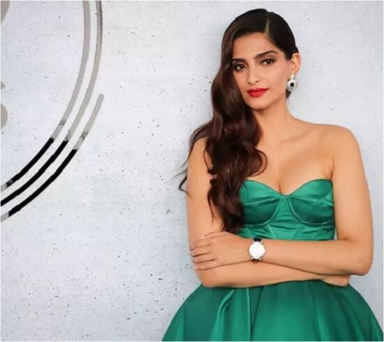 સોનમ કપૂરે દુબઈની ઈવેન્ટના કેટલાક ફોટોઝ ઈન્સ્ટાગ્રામ પર શેર કર્યા છે. સોનમે તેની ઈન્સ્ટાગ્રામ પોસ્ટ દ્ધારા જણાવ્યું હતું કે, તે દુબઈ મોલમાં આઈડબ્લ્યુસીની 150મી એનિવર્સરીની અવસર પર પહોંચી હતી અને અહીં તેણે ખૂબ એન્જોય કર્યું હતું.