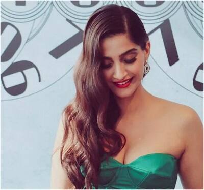 બોલિવુડ એક્ટ્રેસ સોનમ કપૂર અને તેના બોયફ્રેન્ડ આનંદ આહૂજાના મેરેજ આજકાલ ચર્ચાનો વિષય બનેલો છે. લગ્નની ખબરો વચ્ચે આ બંને સોમવારે એકસાથે કેમેરામાં કેદ થયા હતા.