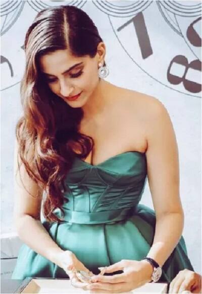 સોનમ કપૂર અને આનંદ આહૂજા 6 અને 7 મેના રોજ મુંબઈમાં મેરેજ કરશે તેવું બોલિવૂડ ઈન્ડસ્ટ્રીઝમાં ચર્ચા ચાલી રહી છે. જોકે હજુ સુધી કપૂર પરિવાર તરફથી કોઈએ આ અંગે કોઈ સત્તાવાર માહિતી આપવામાં આવી નથી.