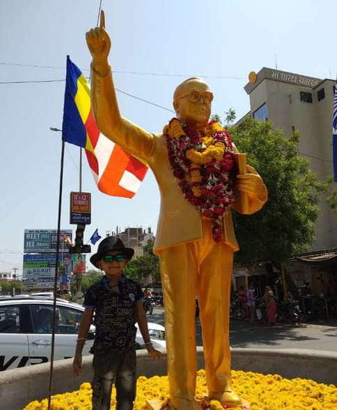 ભવિષ્યમાં મંજૂરી વિના કોઇપણ મૂર્તિ મુકવામાં આવશે નહીં. અત્યારે બંને મુર્તિ લઇ જવાની છૂટ આપવામાં આવે છે પરંતુ પાંચ દિવસ પછી બેમાંથી કોઇપણ એક ચોક પસંદ કરી મૂર્તિ કાયદેસર રીતે વિધીવત મુકવામાં આવશે તેમ મ્યુ. કમિશ્નરશ્રી બંછાનીધી પાનીએ જણાવ્યું હતું. 