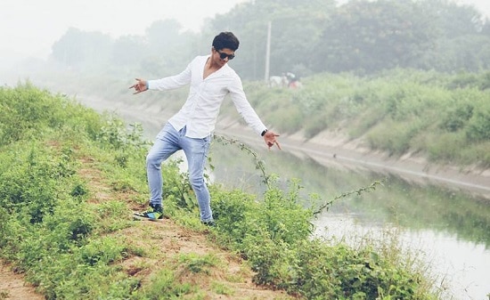 જે તસવીરો તમે જોઈ રહ્યા છે તો કિંજલ દવેના ફિયાન્સે પવન જોષીની છે. પવન જોષી અમદાવાદના વસ્ત્રાપુરમાં રહે છે. પનવ જોષી મૂળ પાટણ જિલ્લાના સરિયદ ગામનો વતની છે. તે અમદાવાદમાં બિઝનેસ કરે છે. પવન જોષીને મોડેલિંગ ફોટોનો બહુ જ શોખ છે. સગાઈના દિવસે કિંજલે ચણિયાચોળી પહેરી હતી અને પવન જોધપુરીમાં સજ્જ થયો હતો. સગાઈ થયા બાદ પવને કિંજલ દવેનો એક વીડિયો શેર કર્યો હતો. 
