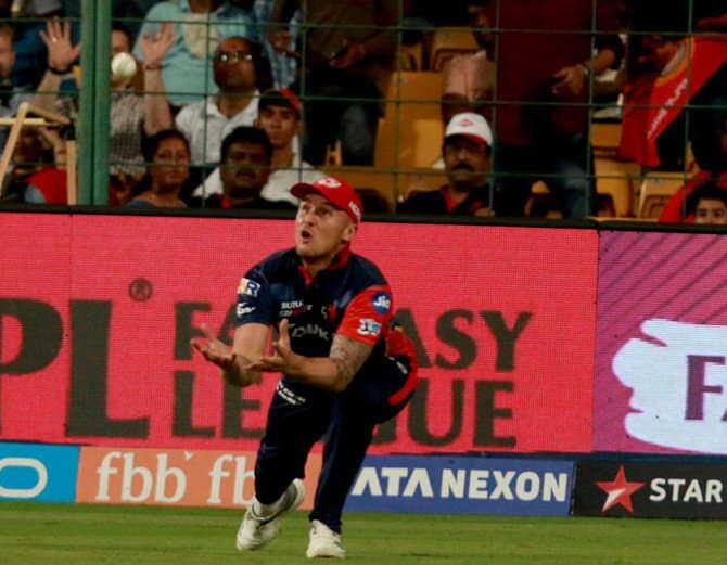 શરૂઆતમાં બે વિકેટ ઝડપથી પડી ગયા બાદ આંશિક સંકટમાં મૂકાયેલી RCBની લથડતી ઈનિંગને સુકાની વિરાટ કોહલી અને હાર્ડહિટર એબી ડીવિલિયર્સે સંભાળી હતી. તેમાં પણ એબીડીએ તો આવતાવેંત જ સટાસટી બોલાવી હતી અને ફક્ત 16 બોલમાં 5 ફોર અને 1 સિક્સ વડે 33 રન ફટકાર્યા હતા. જ્યારે વિરાટે પણ 23 બોલમાં 2 ફોર અને 1 સિક્સ વડે 27 રન ફટકાર્યા હતા. બંનેએ 49 રનની અણનમ ભાગીદારી કરતા RCBનો સ્કોર 10 ઓવરના અંતે 2 વિકેટે 82 રન થયો હતો.