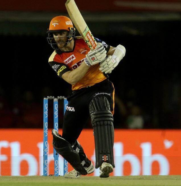 હૈદરાબાદઃ IPL-11ની આજની મેચ હૈદરાબાદના રાજીવ ગાંધી ઇન્ટરનેશનલ સ્ટેડિયમમાં સનરાઇઝર્સ હૈદરાબાદ અને ચેન્નાઈ સુપરકિંગ્સ વચ્ચે રમાઈ હતી. ચેન્નાઈએ પ્રથમ બેટિંગ કરતાં 182 રન બનાવ્યા હતા. 183 રનના લક્ષ્યાંકને હાંસલ કરવા મેદાને ઉતરેલી સનરાઇઝર્સ હૈદરાબાદ 20 ઓવરમાં 6 વિકેટના નુકસાન પર 178 રન બનાવી શકી હતી. જેના કારણે ચેન્નાઇ સુપર કિંગ્સનો 4 રનથી વિજય થયો હતો. હૈદરાબાદ તરફથી કેપ્ટન કેન વિલિયમસને 84, યુસુફ પઠાણે 45 અને શાકિબ અલ હસને 24 રન બનાવ્યા હતા. ચેન્નાઇ તરફથી ચહરે 3 તથા શાર્દૂલ ઠાકુર, કર્ણ શર્મા અને બ્રાવોએ 1-1 વિકેટ લીધી હતી.