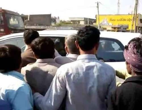 આ અંગે ગામના આગેવાન ધીરુભાઈ મકવાણાએ જણાવ્યું હતું કે, ઉજ્જવલા કાર્યક્રમ સરકારી કાર્યક્રમ હતો જેને ભાજપ દ્વારા પ્રસિદ્ધનો કાર્યક્રમ બનાવી દીધો હતો અને સરકારની વાહ વાહ કરતા સાંસદનો મહિલાએ વિરોધ કરતા સાંસદને કાર્યક્રમ અધવચ્ચે છોડીને ઉભી પૂંછડીએ ભાગવું પડ્યું હતું.