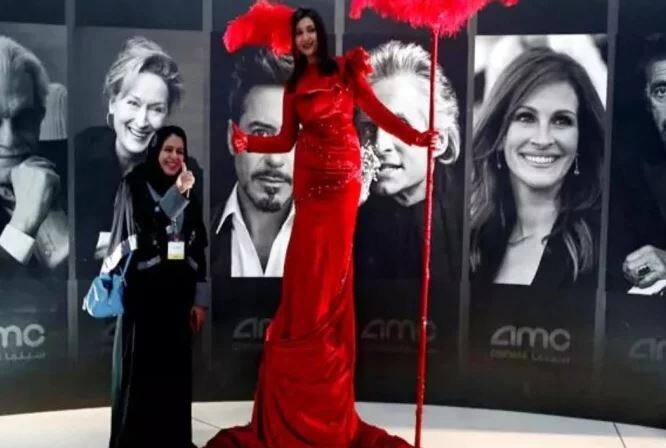 રિયાદઃ સાઉદી અરબમાં રહેતા ફિલ્મના શોખીન લોકો માટે સારા સમાચાર છે. અહીંના સિનેમાઘરો પર 35 વર્ષથી લગાવવામાં આવેલો પ્રતિબંધ હટાવી દેવામાં આવ્યો છે. પ્રતિબંધ હટાવાયા બાદ લોકોને બોલાવાયા અને બ્લેક પેંથર મૂવી દર્શાવવામાં આવી.