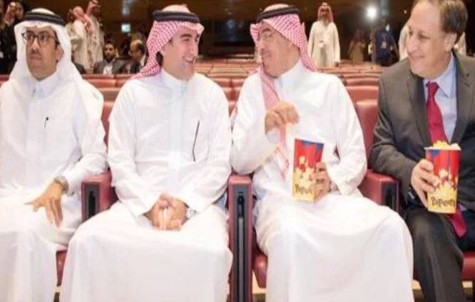 સાઉદીમાં ફિલ્મ દર્શાવવા માટેનું લાયસન્સ મેળવનારી કંપનીના સીઈઓ ઐતિહાસિક દિવસ ગણાવ્યો હતો. આ પહેલા અધિકારીઓએ કહ્યું હતું કે મે મહિનામાં લોકો માટે સિનેમા હોલ ખોલી દેવામાં આવશે.