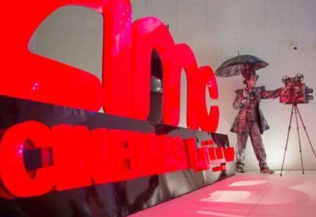 અમુક અહેવાલો મુજબ સાંસ્કૃતિક ફેરફારના બદલે ઇકોનોમીમાં સુધારો લાવવા માટે સિનેમાઘરો પરથી પ્રતિબંધ હટાવવાનો ફેંસલો લેવામાં આવ્યો છે. 