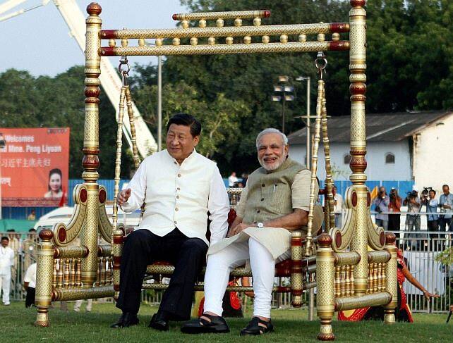 નવી દિલ્હીઃ વડાપ્રધાન નરેન્દ્ર મોદી અને ચીનના રાષ્ટ્રપતિ શી જિનપિંગ ચાલુ મહિનાના અંતે ચીનમાં મુલાકાત કરશે. વિદેશ મંત્રી સુષમા સ્વરાજ સાથે મુલાકાત બાદ ચીનના વિદેશ મંત્રી વાંગ યીએ બેઇજિંગમાં કહ્યું કે, ભારતના વડાપ્રધાન નરેન્દ્ર મોદી રાષ્ટ્રપતિ શી જિનપિંગ સાથે શિખર સંમેલન માટે 27-28 એપ્રિલે ચીનના પ્રવાસે આવશે.