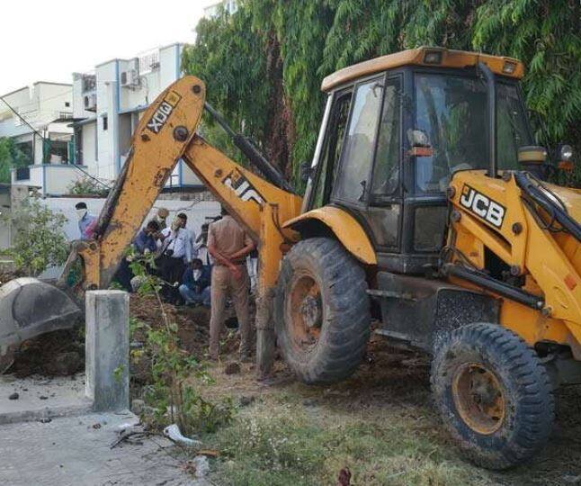 અન્ય સ્ત્રી સાથે અનૈતિક સંબંધો અને દહેજને કારણે લોકેશકુમારે પત્નીની ઠંડે કલેજે હત્યા કરી હોવાની વિગતો પોલીસ તપાસમાં સપાટી પર આવી હતી. આઇટી ઓફિસર લોકેશકુમાર ચૌધરીએ પત્નીને મોતને ઘાટ ઉતારવા માટે તેના એક મિત્રની મદદ લીધી હતી. લોકેશકુમારની પત્ની મુનેશ જયપુર ખાતે સેકન્ડ ગ્રેડ ટિચરની પરીક્ષા આપવા માટે ગઈ હતી. આ તકનો લાભ ઉઠાવી તેણે પત્નીને પોતાના મિત્ર સાથે વડોદરા બોલાવી હતી.