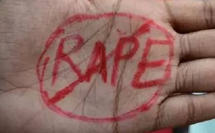 ત્યાર બાદ દોષિતોએ પીડિતાને કાનપુરમાં રહેતા તેમના પિતાને સોંપી દીધી હતી. જોકે, પીડિતાના પિતા પણ કાનપુરમાં અન્ય એક મહિલા સાથે રહેતાં હતા. અંતે નિરાશ થઈને પીડિતા કોતવાલી ગંગાઘાટ પોલીસ સ્ટેશને પહોંચી હતી. જોકે પોલીસે આ અંગે તેની કોઈ ફરિયાદ દાખલ કરી નહોતી.