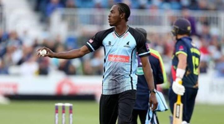 જોફ્રા આર્ચરનો જન્મ એક એપ્રિલ 1995માં વેસ્ટ ઇન્ડિઝના બારબડોઝમાં થયો હતો. વેસ્ટ ઇન્ડિઝની અંડર-19 ટીમ તરફથી રમી ચૂકેલા આર્ચર વેસ્ટ ઇન્ડિઝ બોર્ડમાં ચાલી રહેલી અનિશ્વિતાઓને પહલે તે બોર્ડથી નિરાશ છે. જેને કારણે તેણે પોતાના મિત્ર ક્રિસ જોર્ડનની સલાહ પર વેસ્ટ ઇન્ડિઝને બદલે ઇગ્લેન્ડ તરફથી રમવાની શરૂઆત કરી. જેને કારણે તેણે સસેક્સ તરફથી રમવાની શરૂઆત કરી.