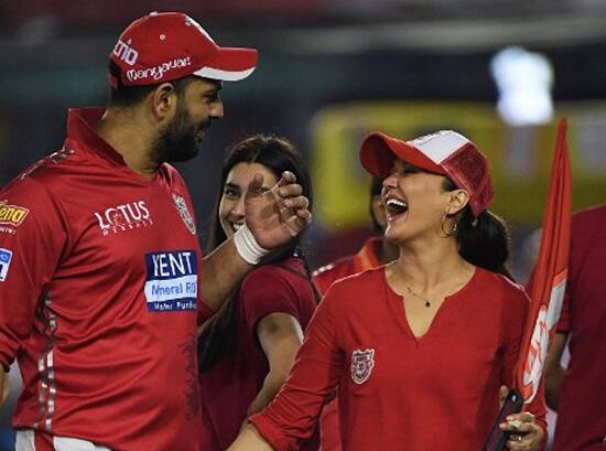 IPL 2018માં ઘણી ટીમોએ જોરદાર પ્રદર્શન કરી રહી છે. જેનો ઉત્સાહ ચાહકોમાં ભરપૂર જોવા મળી રહ્યો છે. આઈપીએલમાં જીત મેળવ્યા બાદ દરેક ટીમના ખેલાડીઓમાં ખુશી જોવા મળે છે જ્યારે ટીમના માલિકોમાં પણ ખુશી જોવા મળે છે.