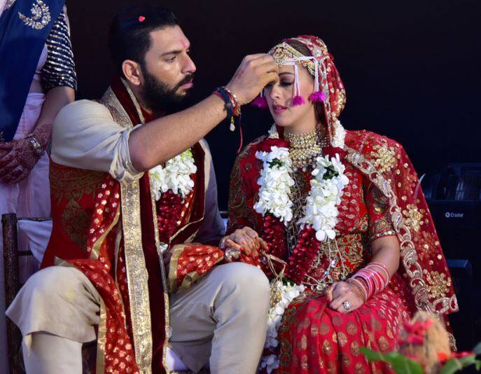 IPLમાં યુવરાજ કિંગ્સ ઇલેવન પંજાબ, પુણે વોરિયર્સ ઇન્ડિયા, રોયલ ચેલેન્જર્સ બેંગલોર, દિલ્હી ડેરડેવિલ્સ, સનરાઇઝર્સ હૈદરાબાદ તરફથી રમી ચુક્યો છે. યુવરાજે બેટિંગ સિવાય બોલિંગમાં પણ આઇપીએલમાં ધૂમ મચાવી છે.