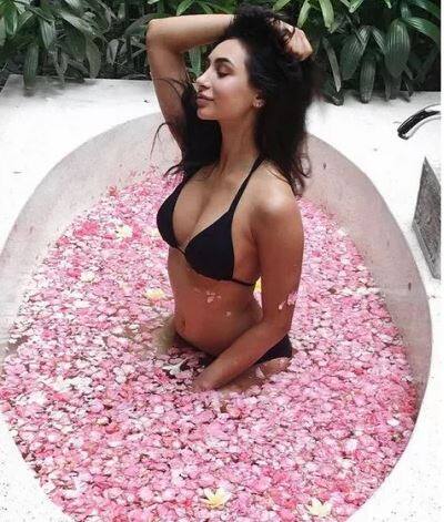 એન્જેલિકાએ પાકિસ્તાનનું મિસ અર્થ 2016માં પણ પ્રતિનિધિત્વ કર્યું હતું. જ્યાં તેણે ટેલેન્ટ રાઉન્ડમાં ગોલ્ડ મેડલ જીત્યો હતો.