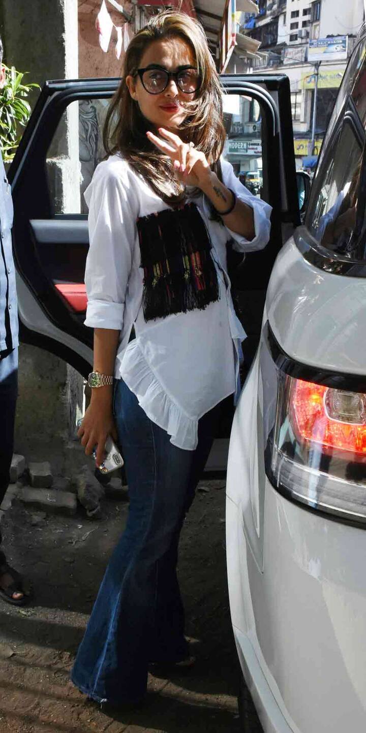 આ ફોટોમાં અરબાઝ ખાન પિંક કલરની ટી-શર્ટમાં અને બ્લેક ટ્રેક પેન્ટમાં જોવા મળી રહ્યો છે. જ્યારે યેલો મેહરાએ યલો કલરનું ટોપ અને વ્હાઈટ કલરની પેન્ટ પહેરેલી છે. મલાઈકા અરોરાની બહેન બ્લૂ કલરની જિન્સ અને વ્હાઈટ લોન્ગ શર્ટમાં જોવા મળી. મલાઈકા અને અરબાઝ ખાનનો પુત્ર અરહાન ખાન પણ સાથે હતો.
