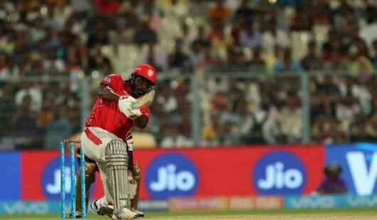 આઈપીએલ હરાજીમાં ક્રિસ ગેલને સૌપ્રથમ કોઈ ખરીદદાર મળ્યો નહોતો. જે બાદ પંજાબે 2 કરોડ રૂપિયામાં તેને ટીમમાં લીધો હતો.