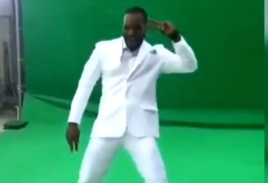 નવી દિલ્હીઃ હરિયાણવી સિંગર અને ડાન્સર સપના ચૌધરીનું એક સુપરહિટ સોન્ગ છે 'તેરી આંખ્યો કા યો કાજલ'. હંમેશા સપના ચૌધરી આ ગીત પર ડાન્સ કરતી જોવા મળે છે, અને દર્શકોની ભીડ પણ તેને આ ગીત પર ડાન્સ કરતી જોતા બેકાબૂ થઇ જાય છે. 