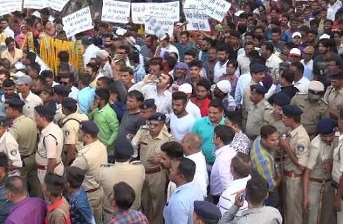 જો આ શરતો માનવામાં નહીં આવે તો 72 કલાક બાદ અમદાવાદના તમામ સાત બ્રિજ બંધ કરીને વિરોધ વ્યક્ત કરવામાં આવશે. આમ વડગામના ધારાસભ્ય અને દલિત આગેવાન જીગ્નેશ મેવાણીએ સરકારને 72 કલાકનુ અલ્ટીમેટમ આપ્યું હતું.