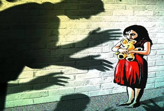 જામનગર: દ્વારકા તાલુકાના કુરુંગા નજીક આવેલા આરએસપીએલ કેમ્પની અંદર આવેલી મજૂર કોલોનીમાં સોમવારે બપોરે 3 વર્ષની બાળા પર દુષ્કર્મની ઘટના બનતા ચકચાર મચી ગયો છે. આરોપી બનાવ સ્થળેથી નાસી છૂટ્યો હતો. દ્વારકા પોલીસ દ્વારા પોતાની નામોશી છુપાવવા સમગ્ર ઘટનાને દબાવી દેવામાં આવી હતી જોકે બાળાને જામનગર હોસ્પિટલ લઈ જવાતા સમગ્ર બનાવનો ઘટસ્ફોટ થયો હતો. 