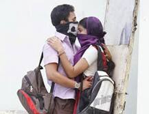 અંકલેશ્વરઃ આઠમાં ધોરણની વિદ્યાર્થિની અને વિદ્યાર્થીઓ સ્કૂલ પાસે કરતાં હતાં બીભત્સ હરકતો ને લોકોએ કરી રેડ