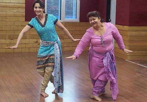 એક ન્યૂઝ ચેનલ પર ચર્ચા દરમિયાન સરોજખાને કહ્યું હતું કે, ‘આ બધું બાબા આદમના જમાનાથી ચાલ્યું આવે છે. આ નવું નથી. કોઈને કોઈ છોકરીઓનો ફાયદો ઉઠાવવાની કોશિશ કરે છે. તમે લોકો ફિલ્મ ઇન્ડસ્ટ્રીની પાછળ કેમ પડી ગયા છો? તે રોજગારી તો આપે છે, રેપ કરીને છોડી નથી દેતી.’  