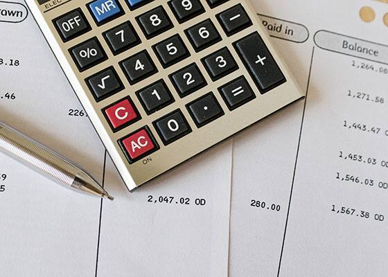  વિભાગે પાછલી તારીખથી ટેક્સની માગ કરી છે. બેંકો માટે હવે આ સૌથી મોટી ચિંતાનો વિષય બની ગયો છે. બેંક હવે એ સમજી નથી શકતી કે તે ગ્રાહકો પાસેથી પહેલાનો ટેક્સ કેવી રીતે વસૂલશે. કહેવાય છે કે, આ રકમ હજારો કરોડ રૂપિયાની થઈ ગઈ છે. DGGSTએ બેંકોને તેના માટે નોટિસ મોકલી છે. 