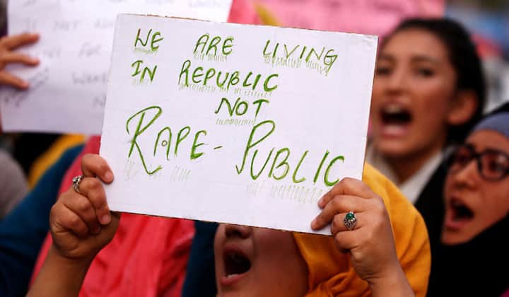 પીએમ મોદીએ શિક્ષણ પર બોલતા કહ્યું કે, દરેકે પ્રયત્ન કરવો જોઇએ કે ગામડાનો દરેક બાળક ભણે કેમકે સરકાર માત્ર પૈસા-સ્કૂલ-ટીચર-બેગ આપી શકે છે પણ તમારે તમારા બાળકોને પ્રત્સાહિત કરવા પડશે.