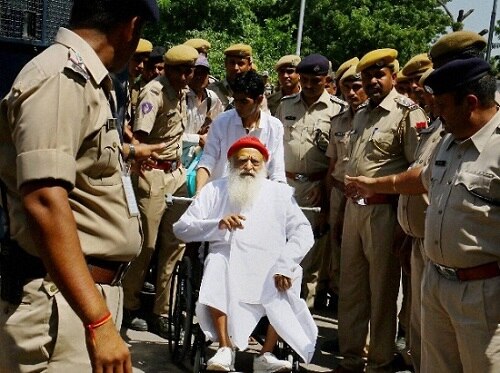 અમદાવાદમાં મોટેરા ખાતેના આસારામના આશ્રમમાં ચાંદખેડા પોલીસ સ્ટેશનના 110 પોલીસ કર્મચારીઓ, 2 પીઆઈ અને 8 પીએસઆઈનો બંદોબસ્ત ગોઠવવામાં આવ્યો છે. 