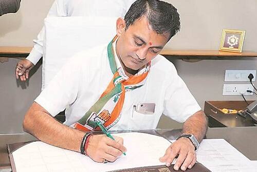 ગુજરાત સરકારે ધાનાણીને જે બંગલો ફાળવ્યો એ બંગલામાં અગાઉ બાબુભાઈ બોખીરિયા રહેતા હતા. બોખીરિયા અગાઉની વિજય રૂપાણી સરકારમાં મંત્રી હતા. એ વખતે તેમને મંત્રી નિવાસમાં બંગલો ફાળવાયો હતો. જો કે વિધાનસભાની ચૂંટણીમાં જીત્યા પછી નવી રચાયેલી કેબિનેટમાં બોખીરિયાનો સમાવેશ નહોતો કરાયો. 