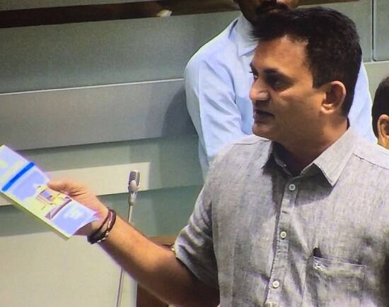 ધાનામીએ સૌજન્ય બતાવીને આ વિનંતી સ્વીકારી હતી અને એમએલએ ક્વાર્ટરમાં રહેતા હતા. દરમિયાનમાં બોખીરિયાએ ત્રણ મહિના પછી બંગલો ખાલી કરી દેતાં હવે ધાનાણી નવા બંગલામાં રહેવા જઈ શકશે. બોખીરિયાએ મંત્રીનિવાસનો બંગલો ખાલી કરી દેતાં ધાનાણી માટે બંગલામાં સમારકામ હાથ ધરાયું છે.