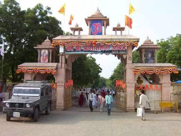પ્રોસિક્યૂશન તરફથી 44 સાક્ષીઓ રજૂ કરવામાં આવ્યા હતા. 11 એપ્રિલ 2014થી 21 એપ્રિલ 2014 દરમિયાન પીડિતાએ 12 પેજનું નિવેદન રજૂ કર્યું હતું. 4 ઓક્ટોબર 2016ના રોજ આસારામને દોષિત જાહેર કરવામાં આવ્યા હતા. 22 નવેમ્બર 2016થી 11 ઓક્ટોબર 2017 સુધી બચાવ પક્ષે 31 સાક્ષીઓના નિવેદન નોંધ્યા હતા.
