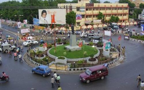નગરપાલિકાઓને તેમની કેટેગરી પ્રમાણે રાજ્ય સરકાર દ્વારા નાણાંકિય સહાય આપે છે. જ્યારે મહાનગરપાલિકાઓના પોતાના આવક સ્ત્રોત હોવા છતાં ભારત સરકારની વિવિધ યોજનાઓનો પણ લાભ તેમને મળી રહ્યો છે. નગરપાલિકાઓની સરખામણીમાં મહાનગરપાલિકાની વસતિનું જીવનધોરણ વધું ઉંચ મનાય છે.