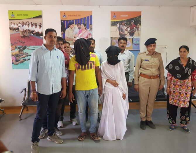 ગાંધીનગરના બોરીજમાં રહેતા વિપુલ પંડ્યા અને તનુ ઉર્ફે અસ્મા વચ્ચે પ્રેમ સબંધ બંધાતા અસ્મા 14 વર્ષની ઉંમરે જ વિપુલ પંડ્યા સાથે રહેવા આવી ગઇ હતી. બે વર્ષ પહેલા બંનેએ પ્રેમ લગ્ન કરી લીધા હતા. લગ્ન પહેલા જ અસ્મા એક દીકરીની માતા બની હતી. લગ્ન પછી બીજી દીકરીનો જન્મ થયો હતો. હાલ દીકરી 2 વર્ષની છે.