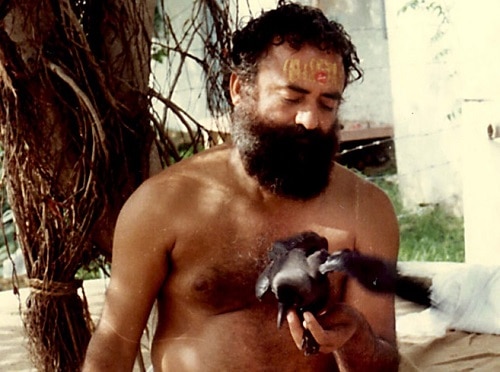 જોધપુર: આધ્યાત્મિક ગુરુ અને કથાવાચક આસારામ સગીર શિષ્યા સાથેના દુષ્કર્મમાં કેસમાં દોષી જાહેર થયા છે. તેમની સાથે તેની સેવાદાર શિલ્પી અને શરદચંદ્ર પણ દોષીને પણ કોર્ટે દોષી જાહેર કર્યા છે. કોર્ટના આ નિર્ણયને લઈને આસારામના સમર્થકો હિંસા ન ફેલાવે તે માટે ગુજરાત સહિત અનેક રાજ્યોમાં એલર્ટ જાહેર કરી દેવામાં આવ્યું છે. આસારામના ઈતિહાસ પ્રમાણે તે તેના પરિવાર સાથે પાકિસ્તાનથી અહીં આવ્યો છે. શરૂઆતમાં આસારામ ચા વેચવાનું કામ કરતા હતા તેવું કહેવામાં આવી રહ્યું છે.