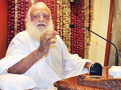 આસારામનું સાચું નામ અસુમલ થાઉમલ હરપલાની છે. તેનો પરિવાર મૂળ સિંધી છે. તેઓ પહેલાં પાકિસ્તાનમાં જામ નવાઝ અલી જિલ્લામાં રહેતો હતો. પરંતુ ભારત-પાકિસ્તાનના ભાગલા વખતે આસારામ તેના પરિવાર સાથે ભારત આવીને રહેવા લાગ્યો હતો. ત્યાર બાદ આસારામ સાથે પરિવાર અમદાવાદમાં રહેવા લાગ્યો હતો.