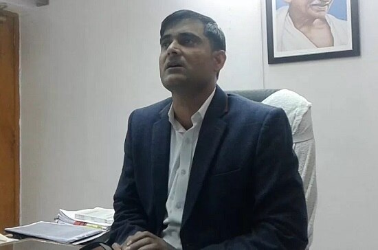 IPS અધિકારી અજય પાલ લાંબા એ દિવસે પોતાની ઓફિસમાં હતા જ્યારે દિલ્હીની એક ટીમ એક સગીર બાળકી અને તેના પિતાની સાથે તેમને મળવા 21 ઓગસ્ટ 2013ના દિવસે પહોંચ્યા હતાં. ઓફિસ પહોંચીને બાળકી અને તેના પિતાએ આ આઈપીએસ એધિકારીને સમગ્ર ઘટનાની વાત કરી હતી. બાળકીએ આસારામ બાપુ પર યૌન શોષણનો આરોપ મૂક્યો હતો. જોકે પોલીસ અધિકારી અજય પાલ લાંબા તે સમયે જોધપુર વેસ્ટના ડેપ્યુટી કમિશ્નર હતા.