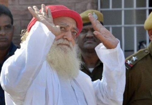 આસારામની ધરપકડ કરનાર આઈપીએસ અધિકારી અજય પાલ લાંબાની સમગ્ર જગ્યા ચર્ચા થતી હતી. આ અધિકારીએ ધમકીઓ વચ્ચે પણ ડર્યા વગર આસારામને જેલ ભેગો કર્યો હતો. જેના કારણે સમગ્ર દેશમાં અધિકારીની વાહ વાહ થતી હતી. જોકે તેનો આજે અંત આવી ગયો હતો અને આસારામને આજીવન કેદની સજા ફટકારવામાં આવી હતી. 