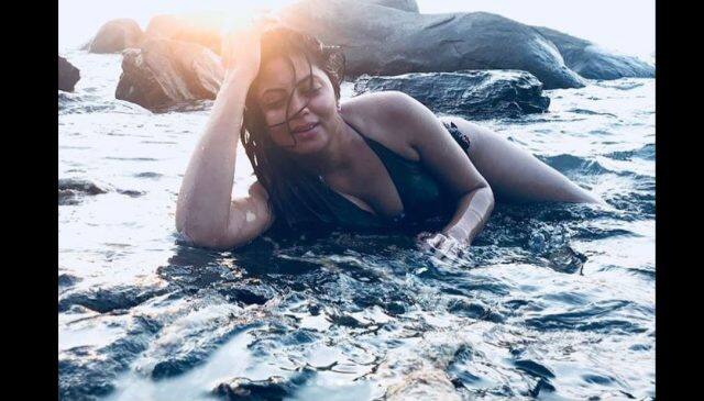 કવિતા કૌશિક આ તસવીરોમાં બ્લેક બિકિની અવતારમાં જોવા મળે છે.