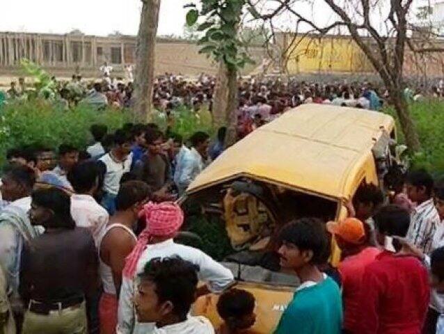 13 school children killed as train hits school van in UP’ UP: કુશીનગરમાં સ્કૂલવાન સાથે ટકરાઇ ટ્રેન, 13બાળકોના મોત