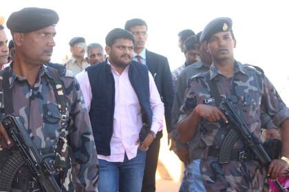 IBની સમીક્ષા મુજબ હાર્દિકનાં જીવ પર કોઇ પણ પ્રકારનું જોખમ નહીં હોવાથી ગૃહ વિભાગે હાર્દિકને આપવામાં આવેલી સુરક્ષા પાછી ખેંચવાના આદેશ આપ્યા છે. ઉલ્લેખનીય છે કે હાર્દિક પટેલને અગાઉ ગુજરાત સરકારે પોલીસ સુરક્ષા આપવા કહ્યુ હતુ પરંતુ હાર્દિકે તે લેવાનો ઇનકાર કર્યો હતો.